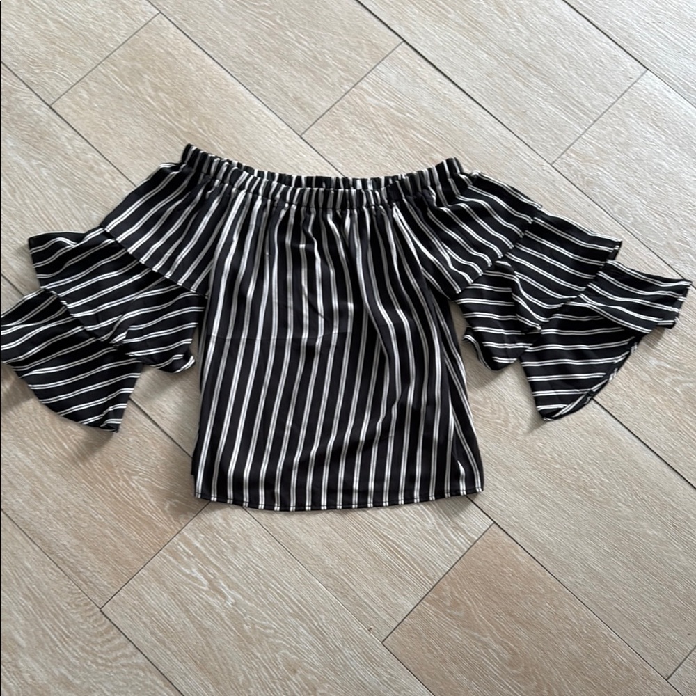 NWT Romeo & Juliet Couture Black and White Off-Shoulder Bell Sleeve Blouse